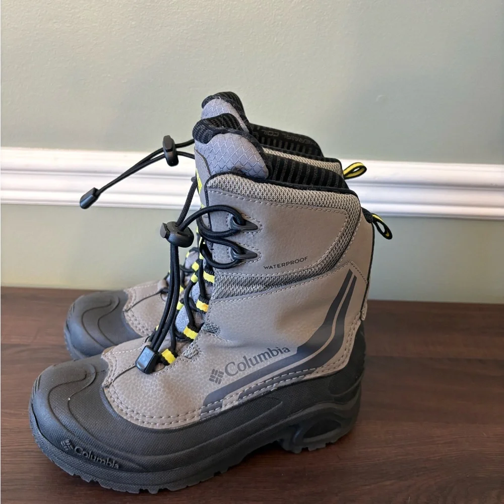 Columbia Kids Waterproof Gray and Black Boots size 4
